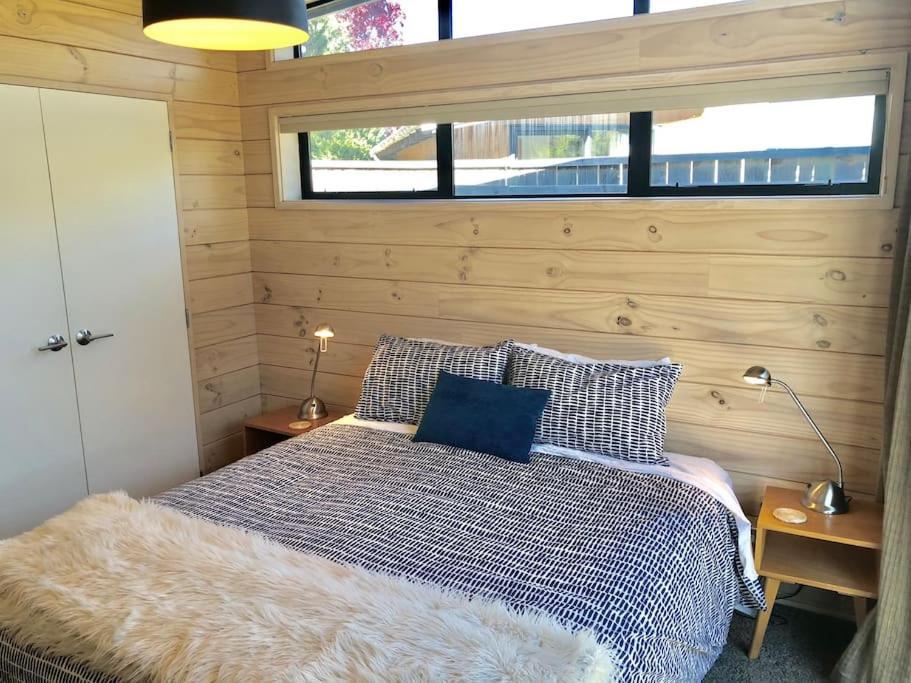 Modern Kowhai Cottage Уанака Екстериор снимка